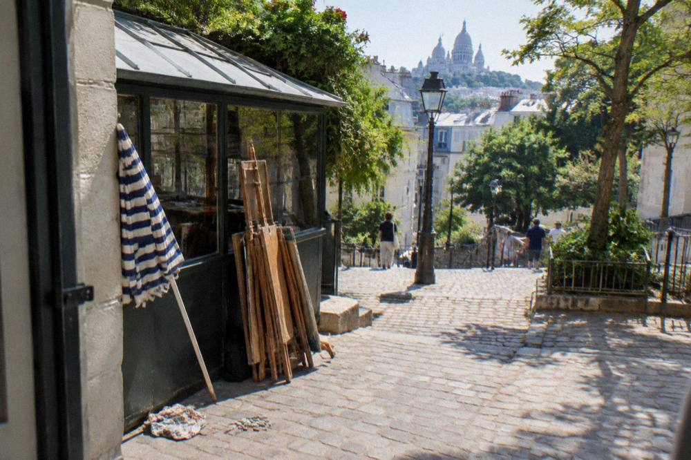 Artists' easels and umbrellas on the cobbled square of Place du Tertre